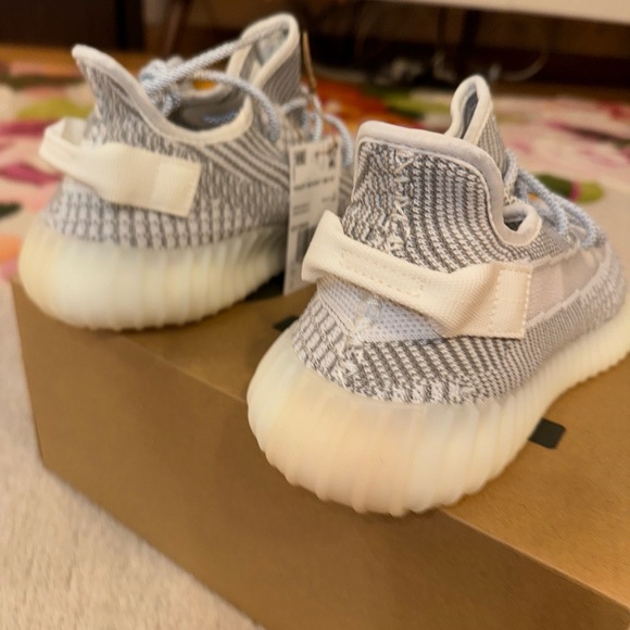 YZE 350 V2 Boost by Adidas 7.5 - Picture 2 of 15